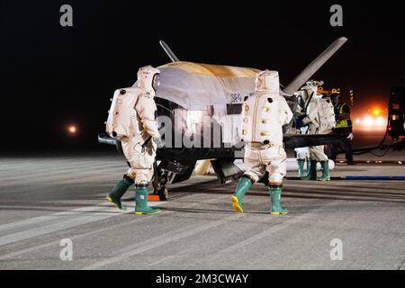 Kennedy Space Center, Florida, Stati Uniti. 12th Nov 2022. X-37B veicolo di prova orbitale conclude la sesta missione di successo. Orbital Test Vehicle-6 (OTV-6), USA L'aeroplano spaziale senza equipaggio e riutilizzabile della forza spaziale, è stato disorbitato e atterrato con successo presso la Kennedy Space Center Shuttle Landing Facility della NASA il 12 novembre 2022, alle 05:22:00 Il modulo di assistenza è stato separato con successo dall'OTV prima dell'atterraggio, attività necessaria a causa delle forze aerodinamiche subite dal veicolo X-37B al rientro. Nelle prossime settimane, il modulo di assistenza verrà smaltito in conformità alle Best practice Foto Stock