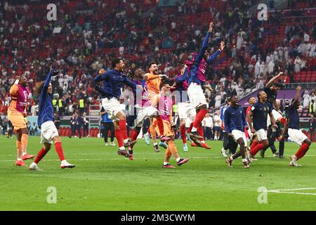 Al Khor, Qatar. 14th Dec, 2022. La Francia festeggia a tempo pieno dopo la partita di semifinale della Coppa del mondo FIFA 2022 presso lo stadio al Bayt di al Khor, in Qatar, il 14 dicembre 2022. Foto di Chris Brunskill/UPI Credit: UPI/Alamy Live News Foto Stock