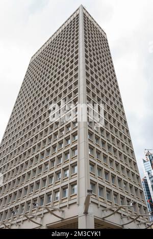 BOGOTA, COLOMBIA - Vista ad angolo basso di un vecchio grattacielo di uffici nel centro finanziario Foto Stock