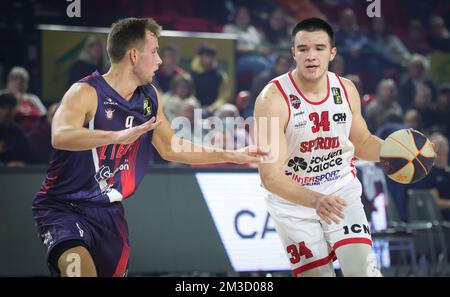 Bram Bogaerts di Liegi e Bine Prepelic di Spirou combattono per la palla durante una partita di basket tra Spirou Charleroi e RSW Liege Basket, sabato 08 ottobre 2022 a Charleroi, il giorno 02 del National Round Belgium nei campionati belgi di basket di prima divisione della 'BNXT League'. BELGA PHOTO VIRGINIE LEFOUR Foto Stock