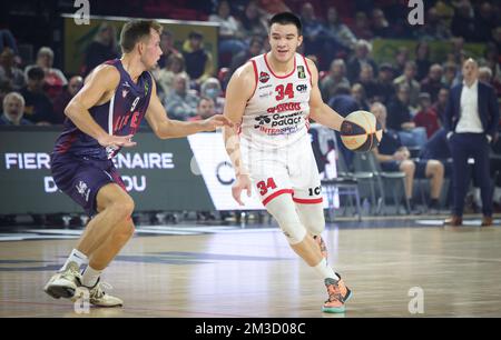 Bram Bogaerts di Liegi e Bine Prepelic di Spirou combattono per la palla durante una partita di basket tra Spirou Charleroi e RSW Liege Basket, sabato 08 ottobre 2022 a Charleroi, il giorno 02 del National Round Belgium nei campionati belgi di basket di prima divisione della 'BNXT League'. BELGA PHOTO VIRGINIE LEFOUR Foto Stock