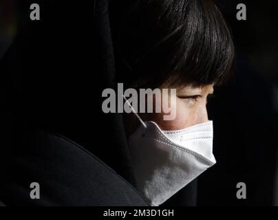 Una donna indossa una maschera facciale tp proteggere contro e per prevenire la diffusione di COVID-19 mentre cammina in Herald Square Mercoledì, 14 dicembre 2022 a New York City. Foto di John Angelillo/UPI Foto Stock