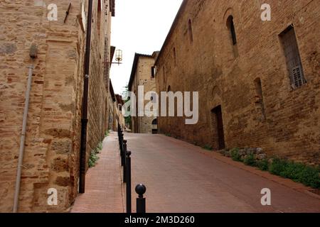 Scorci della romantica città toscana di San Gimignano in pietra sull'antica collina d'Italia Foto Stock