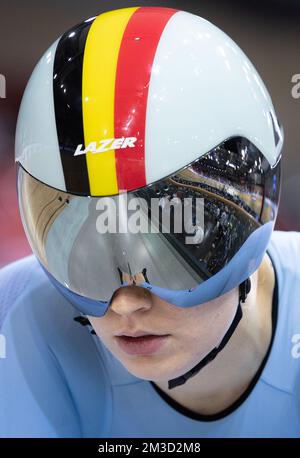 Il belga Nicky Degrendele ha ritratto in azione durante le 1/16 finali dell'evento femminile di ciclismo su pista in occasione dei campionati del mondo 2022 di ciclismo su pista nel velodromo Saint-Quentin-en-Yvelines di Montigny-le-Bretonneux, in Francia, mercoledì 12 ottobre 2022. I Campionati del mondo si svolgono dal 12 al 16 ottobre 2022. BELGA FOTO BENOIT DOPPAGNE Foto Stock