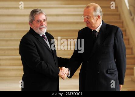 Re Alberto II del Belgio ha ritratto con il presidente brasiliano Luiz Inacio Lula da Silva al castello reale di Laeken, a Bruxelles Foto Stock