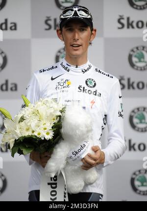 Andy Schleck lussemburghese del team Saxo Bank festeggia sul podio nella maglia bianca dopo la settima tappa del Tour de France 2010, da Tournus alla Stazione des Rousses, a 165,5 km Foto Stock