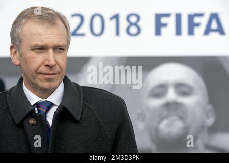 Il primo ministro belga Yves Leterme reagisce durante un'intervista al di fuori del centro stampa della sede della FIFA a Zurigo, in Svizzera. Foto Stock