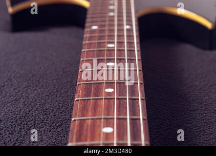 closeup a sei corde di chitarra elettrica e fretboard di legno . Concetto di strumenti e musica Foto Stock