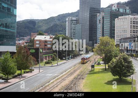 Un operaio ferroviario a piedi nella stazione di Usaquen linee ferroviarie nel mezzo della 9th strada a nord della città. Edifici Empresarial sullo sfondo e Sabana mo Foto Stock