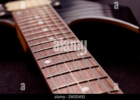 closeup a sei corde di chitarra elettrica e fretboard di legno . Concetto di strumenti e musica Foto Stock