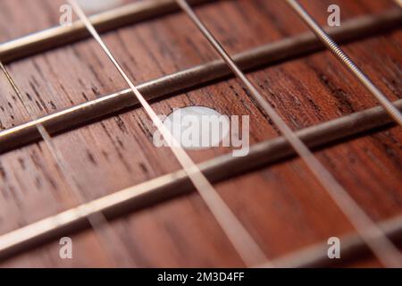 Macro fotografia a sei corde di chitarra elettrica e fretboard in legno. Strumenti vintage e concetto musicale Foto Stock