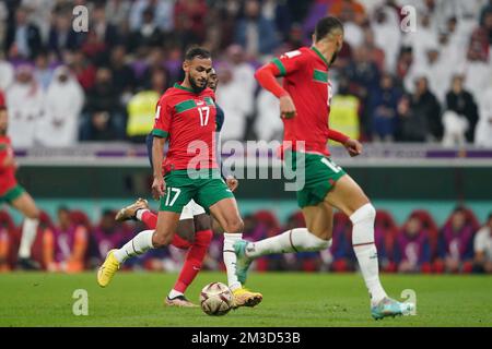 DOHA, QATAR - 14 DICEMBRE: Il giocatore del Marocco Sofiane Boufal controlla la palla durante la partita di semifinali della Coppa del mondo FIFA Qatar 2022 tra Francia e Marocco allo stadio al Bayt il 14 dicembre 2022 ad al Khor, Qatar. (Foto di Florencia Tan Jun/PxImages) Credit: PX Images/Alamy Live News Foto Stock