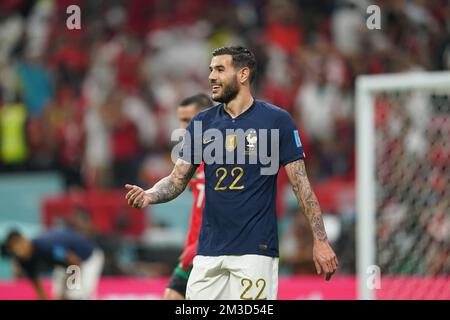 DOHA, QATAR - 14 DICEMBRE: Giocatore di Francia Theo Hernández reagisce durante la Coppa del mondo FIFA Qatar 2022 Semifinali match tra Francia e Marocco al Bayt Stadium il 14 dicembre 2022 ad al Khor, Qatar. (Foto di Florencia Tan Jun/PxImages) Credit: PX Images/Alamy Live News Foto Stock