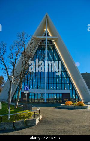 L'architetto Jan Inge Hovig è riuscito a creare un capolavoro. La cattedrale è un punto di riferimento visibile dal suono di Tromsø, dal ponte di Tromsø e da quando la Foto Stock