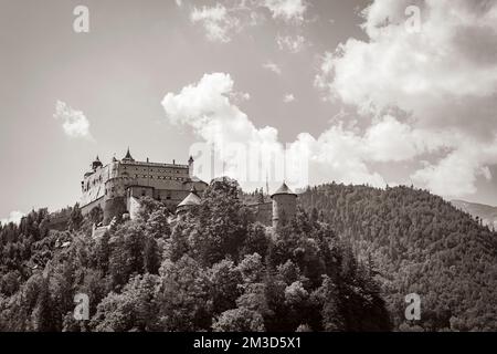 Vecchio bianco e nero vecchio quadro del castello Hohenwerfen castello fortezza sulla montagna con panorama alpino a Werfen Pongau Salisburgo Austria. Foto Stock