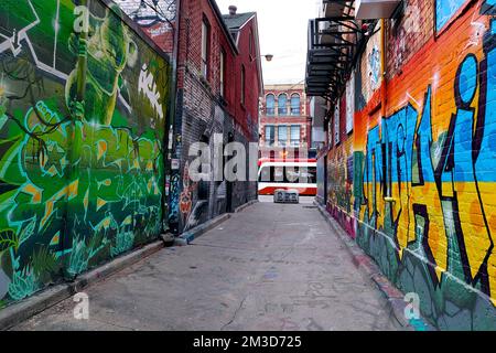 Vicolo dei graffiti di Toronto - dipinti colorati dei graffiti astratti sulle pareti di cemento. Street art, sfondo, texture. Foto Stock