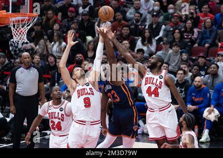 Chicago, Stati Uniti. 14th Dec, 2022. Patrick Williams (44 Chicago Bulls) Nikola Vucevic (9 Chicago Bulls) e Mitchell Robinson (23 New York Knicks) combattono per il rimbalzo durante il gioco tra i Chicago Bulls e i New York Knicks mercoledì 14 dicembre 2022 presso lo United Center, Chicago, USA. (NESSUN USO COMMERCIALE) (Foto: Shaina Benhiyoun/Sports Press Photo/C - UN'ORA DI SCADENZA - ATTIVA FTP SOLO SE LE IMMAGINI HANNO MENO DI UN'ORA - Alamy) Credit: SPP Sport Press Photo. /Alamy Live News Foto Stock