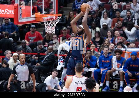 Chicago, Stati Uniti. 14th Dec, 2022. Mitchell Robinson (23 New York Knicks) dunks la palla durante il gioco tra i Chicago Bulls e New York Knicks Mercoledì 14 dicembre 2022 presso lo United Center, Chicago, USA. (NESSUN USO COMMERCIALE) (Foto: Shaina Benhiyoun/Sports Press Photo/C - UN'ORA DI SCADENZA - ATTIVA FTP SOLO SE LE IMMAGINI HANNO MENO DI UN'ORA - Alamy) Credit: SPP Sport Press Photo. /Alamy Live News Foto Stock