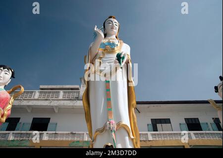 Statua di Guan Yin all'aperto con un'altezza su Wat Khao Takiab si trova presso la spiaggia di Hua Hin, provincia di Pra Chuap Khi Ri Khun nel mezzo della Thailandia. Foto Stock