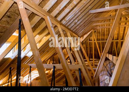 Tubi di ventilazione in materiale isolante argentato sul soffitto all'interno di una casa di nuova costruzione in costruzione Foto Stock