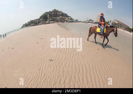 Persone a piedi sulla spiaggia di Hua Hin su rilassante , Hua Hin Beach, Provincia di Pra Chuap Khi Ri Khun in mezzo alla Thailandia. Foto Stock
