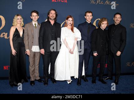 Los Angeles, Stati Uniti. 14th Dec, 2022. Hadley Robinson, Harry Melling, Christian Bale, Lucy Boynton, Harry Lawtey, Fred Hechinger e Scott Cooper arriveranno alla prima di Los Angeles di Netflix del “The pale Blue Eye” tenutasi presso il Directors Guild Theatre di Los Angeles, CA, il 14 dicembre 2022. © OConnor / AFF-USA.com Credit: AFF/Alamy Live News Foto Stock