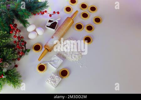 Questi sono gli ingredienti di cui avrete bisogno per fare i biscotti di Natale con la marmellata. Foto Stock