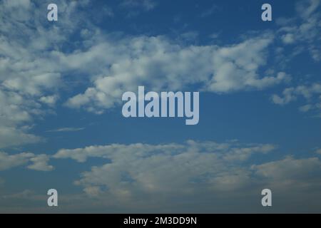 Il cielo blu con nuvole. Cancellazione di giorno e di buon tempo al mattino. Foto Stock