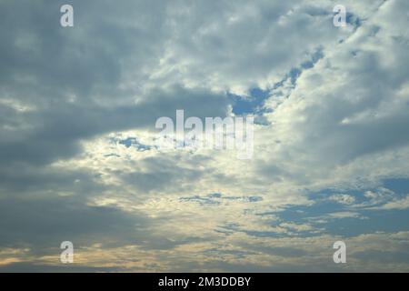 Il cielo blu con nuvole. Cancellazione di giorno e di buon tempo al mattino. Foto Stock