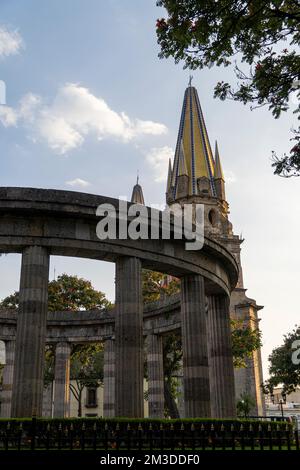 Prospettiva a basso angolo di parte della rotonda de los jaliscienses ilustres con due torri di cattedrale Foto Stock