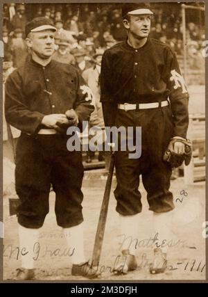 John McGraw e Christy Mathewson, New York Giants, World Series 1911 , Baseball, Baseball Players, Baseball Managers, New York Giants Baseball team, Mathewson, Christy, 1880-1925, McGraw, Giovanni Giuseppe, 1873-1934. Michael T. -Nuf CED- McGreevy Collection Foto Stock