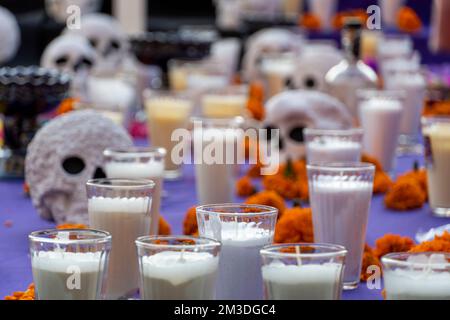candele con vaso di vetro poste su un altare per il giorno dei morti Foto Stock
