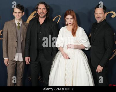 Los Angeles, Stati Uniti. 14th Dec, 2022. (L-R) Harry Melling, Christian Bale, Lucy Boynton e il direttore Scott Cooper alla premiere DELL'OCCHIO AZZURRO PALLIDO di Los Angeles tenuta al teatro di DGA a Los Angeles, CA mercoledì 14 dicembre 2022. (Foto di Sthanlee B. Mirador/Sipa USA) Credit: Sipa USA/Alamy Live News Foto Stock