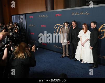 Los Angeles, Stati Uniti. 14th Dec, 2022. (L-R) Harry Melling, Christian Bale, Lucy Boynton e il direttore Scott Cooper alla premiere DELL'OCCHIO AZZURRO PALLIDO di Los Angeles tenuta al teatro di DGA a Los Angeles, CA mercoledì 14 dicembre 2022. (Foto di Sthanlee B. Mirador/Sipa USA) Credit: Sipa USA/Alamy Live News Foto Stock