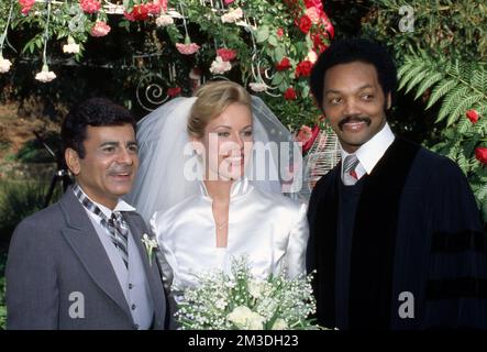 Jean Kasem e Casey Kasem con il reverendo Jesse Jackson al loro matrimonio nel 1980. Credit: Ralph Dominguez/MediaPunch Foto Stock