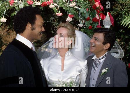 Jean Kasem e Casey Kasem con il reverendo Jesse Jackson al loro matrimonio nel 1980. Credit: Ralph Dominguez/MediaPunch Foto Stock