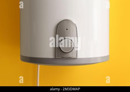 Caldaia elettrica moderna su parete gialla, closeup Foto stock - Alamy