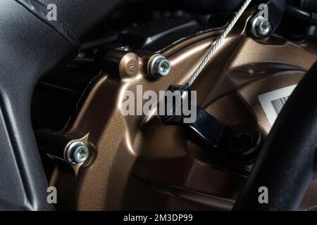 Impianto frizione su cavo motori moto primo piano, clen motore, nuovo motociclo Foto Stock