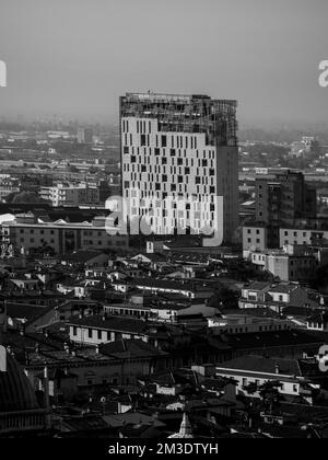 Brescia, Italia - Novembre 2022 Vista dall'alto della collina della città di Brixia panoramica pano e tetti principali Foto Stock