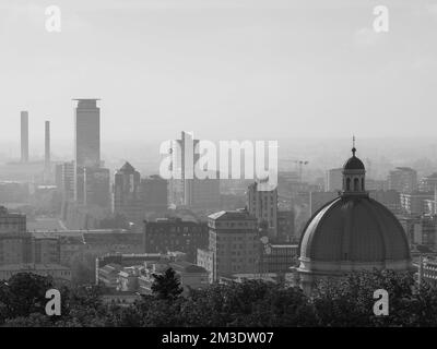 Brescia, Italia - Novembre 2022 Vista dall'alto della collina della città di Brixia panoramica pano e tetti principali Foto Stock