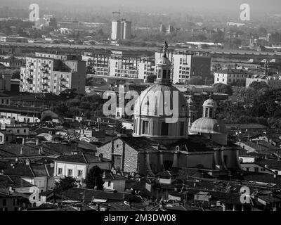 Brescia, Italia - Novembre 2022 Vista dall'alto della collina della città di Brixia panoramica pano e tetti principali Foto Stock