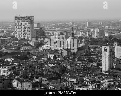 Brescia, Italia - Novembre 2022 Vista dall'alto della collina della città di Brixia panoramica pano e tetti principali Foto Stock