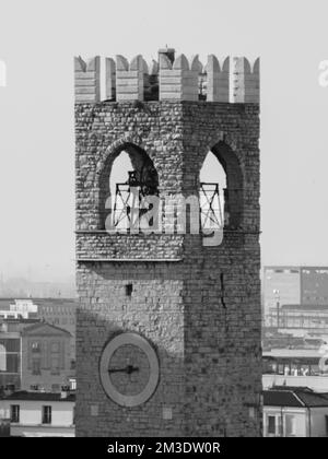 Brescia, Italia - Novembre 2022 Vista dall'alto della collina della città di Brixia panoramica pano e tetti principali Foto Stock