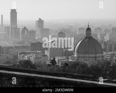 Brescia, Italia - Novembre 2022 Vista dall'alto della collina della città di Brixia panoramica pano e tetti principali Foto Stock