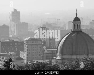 Brescia, Italia - Novembre 2022 Vista dall'alto della collina della città di Brixia panoramica pano e tetti principali Foto Stock