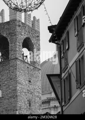 Brescia, Italia - Novembre 2022 Vista dall'alto della collina della città di Brixia panoramica pano e tetti principali Foto Stock