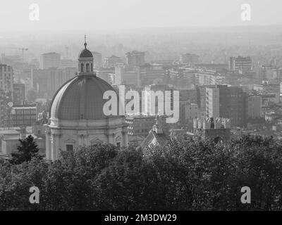 Brescia, Italia - Novembre 2022 Vista dall'alto della collina della città di Brixia panoramica pano e tetti principali Foto Stock