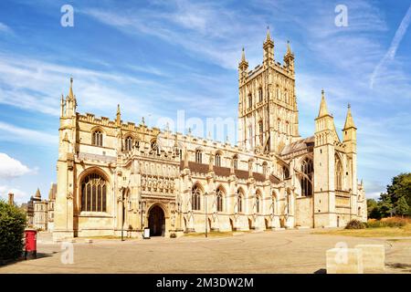 Vista della cattedrale di Gloucester, chiesa di San Pietro e della Santa e indivisibile Trinità in una giornata di sole. Copia spazio nel cielo. Foto Stock