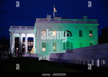Washington, DC, Stati Uniti. 14th Dec, 2022. La Casa Bianca è illuminata con luce verde per celebrare il decimo anniversario delle riprese alla Sandy Hook Elementary School di Newtown, Connecticut, svoltesi il 14 dicembre 2012 a Washington, DC, USA, il 14 dicembre 2022. Credito: Michael Reynolds/Pool tramite CNP/dpa/Alamy Live News Foto Stock