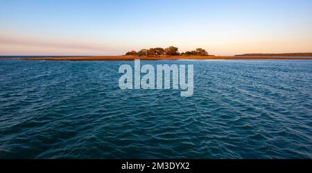 Round Island è una piccola isola larga 100m nelle acque che circondano Hervey Bay, tra Urangan e Fraser Island Foto Stock
